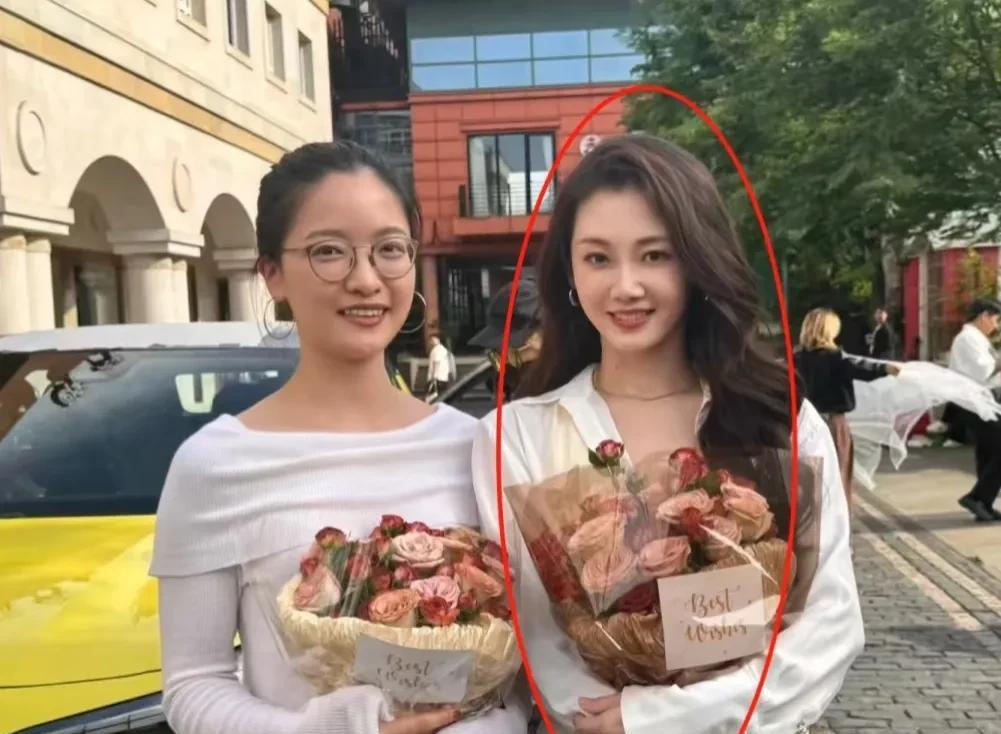 想不到...苗苗也是不上镜的那种
她本人比照片还要美，妆容加上精致的五官还有这看