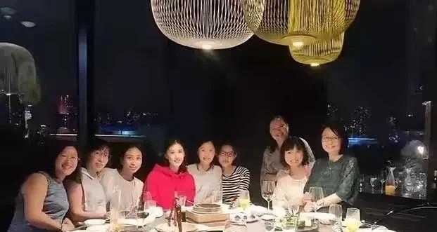 黄圣依在哪里？这是同学聚会，看不出来，好像黄圣依和七大姑八大姨聚会一样，虽然很多
