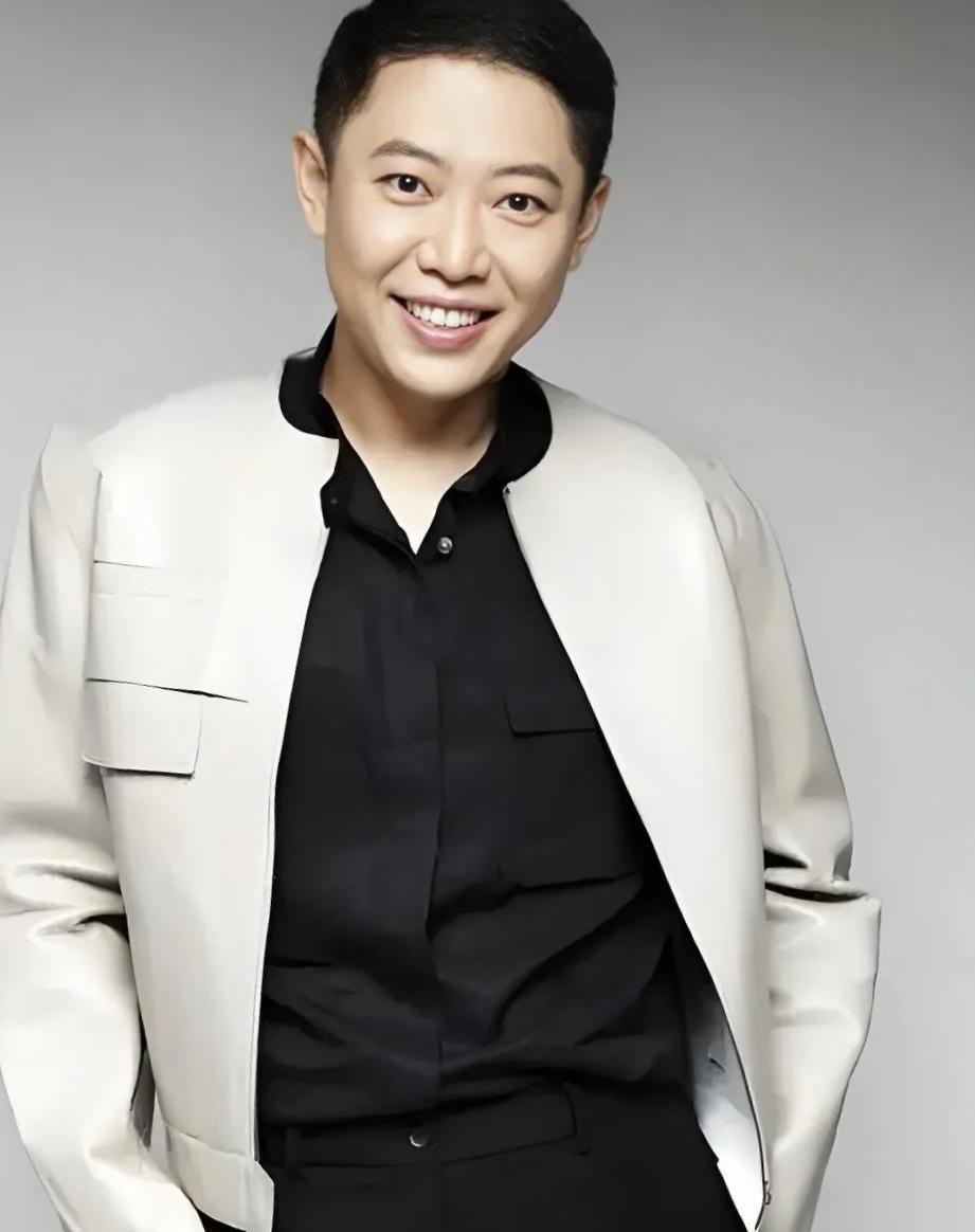 翟小兴，在《灼灼韶华》里又露脸了，他在剧中饰演守元药铺老板夏元的手下高谦益。
 
