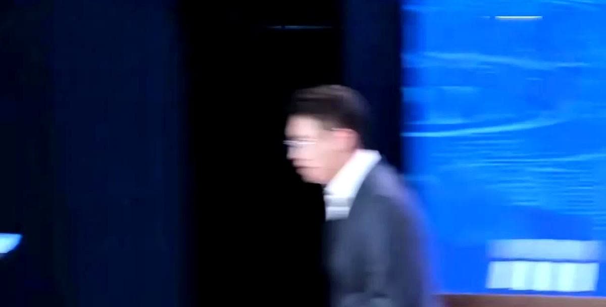 这下实锤了！
听泉鉴宝确实社恐，网友还在热议他上台发言结结巴巴的事，结果更有意