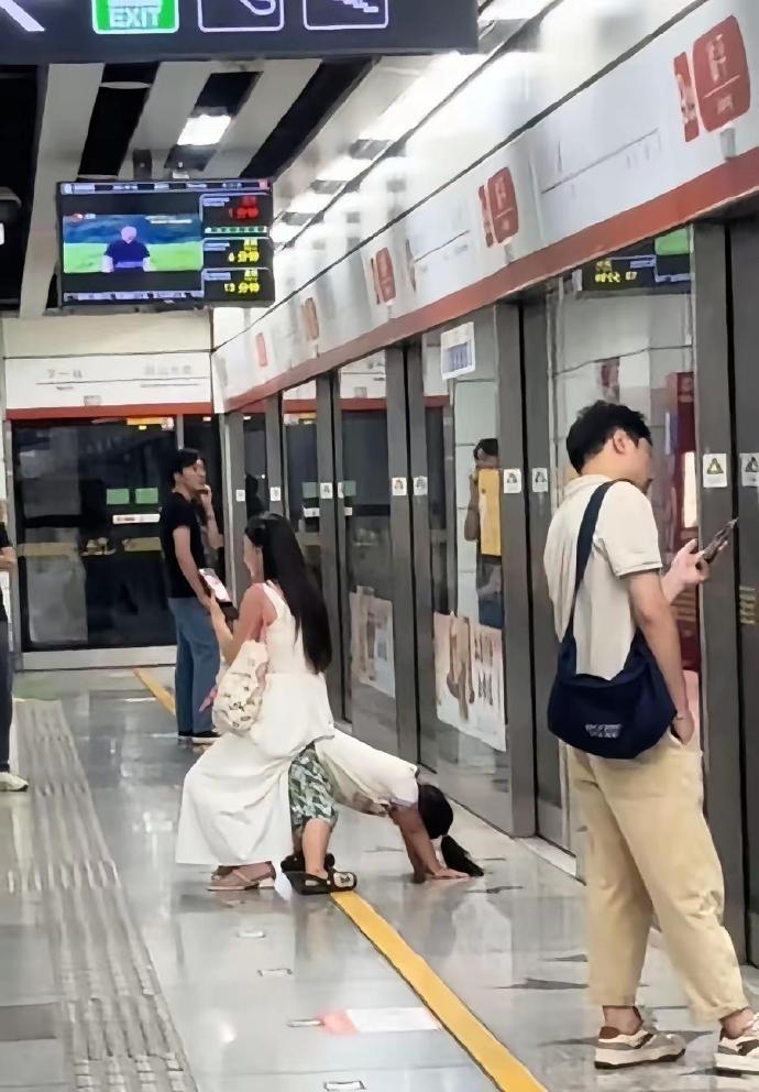 地铁一幕让人破防！这娃也太暖了
刚下班等地铁，看到一位年轻妈妈蹲在地上，她的女儿