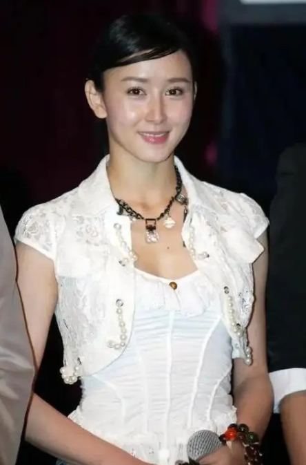  家人们谁懂啊，偶然刷到胡静老公朱兆祥年轻时的照片，一整个被惊艳住！剑眉星目，英