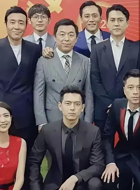 为啥黄渤站在C位就要被别人喷呢？说人家长相一般，演技又不比左右前后的好多少，就不
