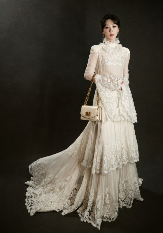 杨紫白玉兰演绎Valentino 2025春夏高定