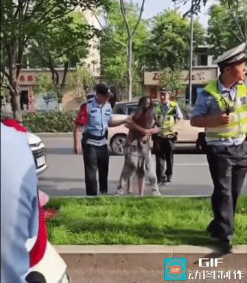 女子骑车逆行，撞倒了要去中考的学生后，还不接受处理，“理直气壮”的发飙。
女子这