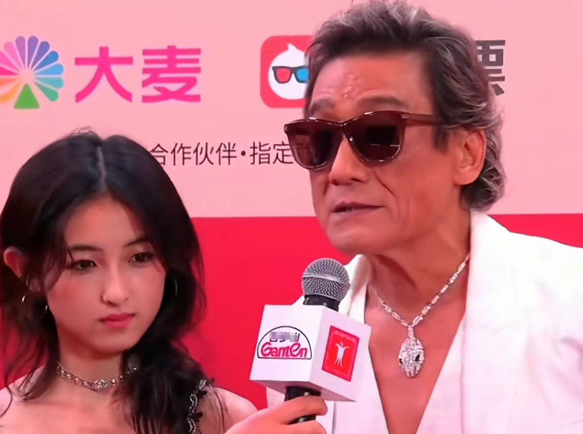 67岁的梁家辉去参加上海国际电影节，在等红毯时，扎起了标准的马步——只见他身穿一
