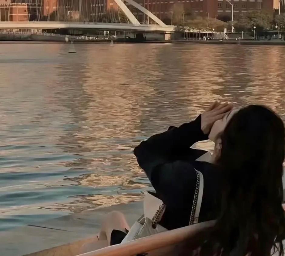 当你忘不掉一个人的时候
不妨仔细想想，你究竟是放不下这个人，还是舍不得那些曾经的
