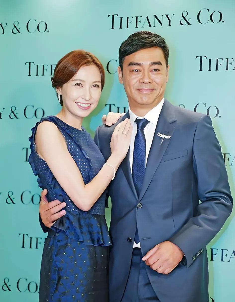 刘青云和妻子郭蔼明一起出席活动。天呐！没想到刘青云的妻子郭蔼明这么漂亮迷人！她站