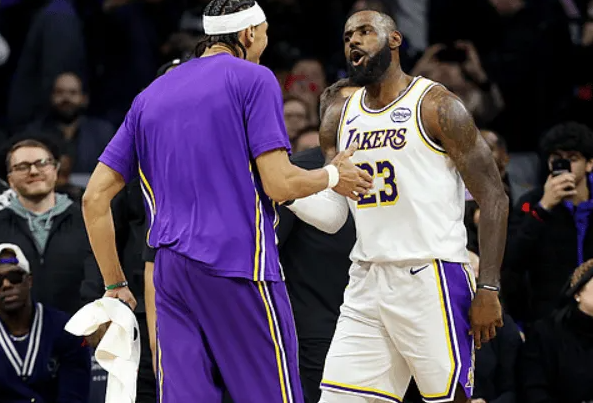 湖人球员勒布朗-詹姆斯第23个赛季还在打进关键球，我们也不敢相信🤯。还能飞扣