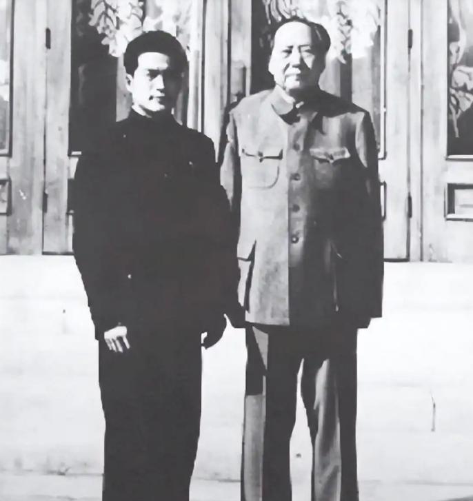 有一次，警卫员封耀松给毛主席擦背，突然没憋住，放了个大响屁，毛主席听见后，笑着调