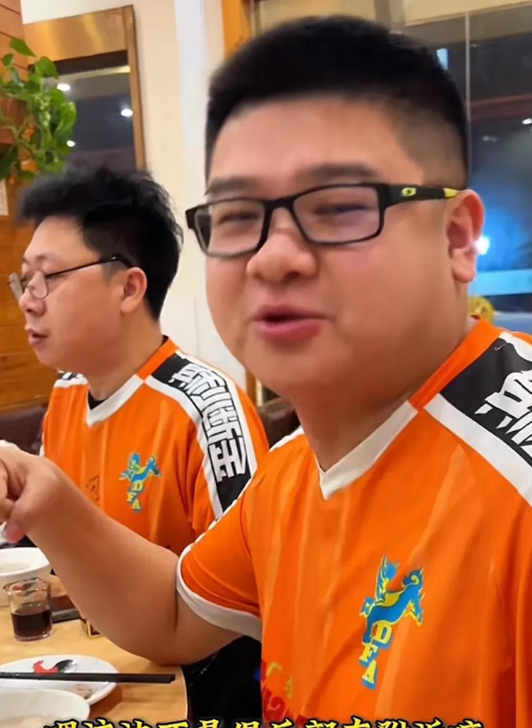 广东队输一场球，你怒气什么？王佳和大雄还不是开开心心去吃夜宵！
昨晚广东队爆冷输