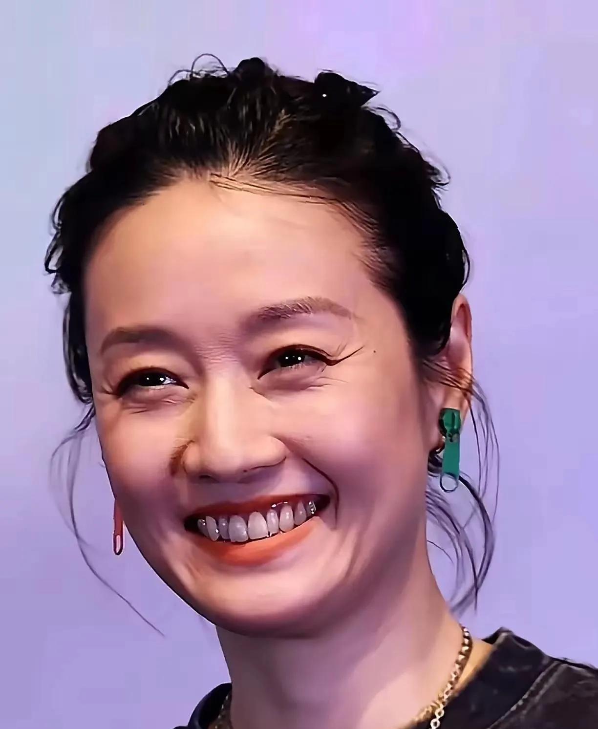 马伊俐近照，49岁的她自然又自信。
独立女性[赞同][赞同][赞同]
