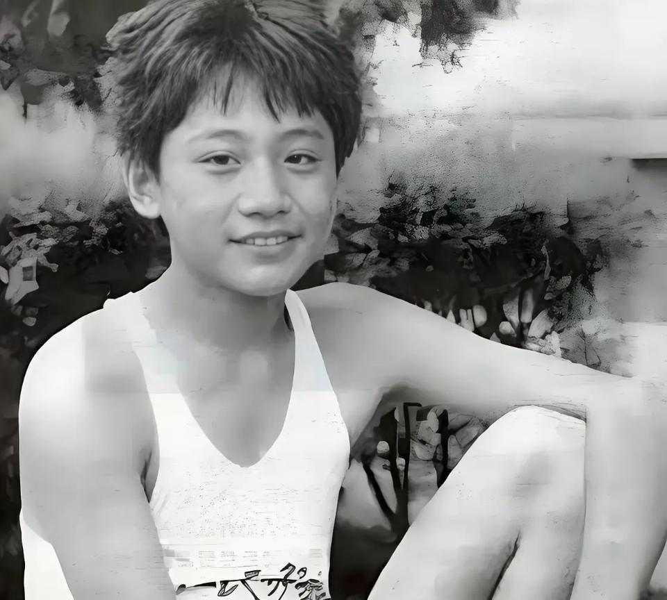 小时候就是个帅哥哥
这模样和长大的样子一点也没有变哦！