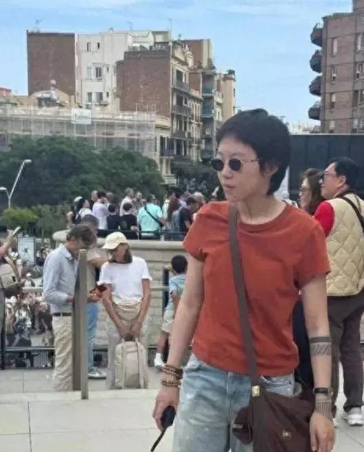 28岁窦靖童得偿所愿，李亚鹏忠告助力成长，入圈前的重要指引。
窦靖童继承了王菲的