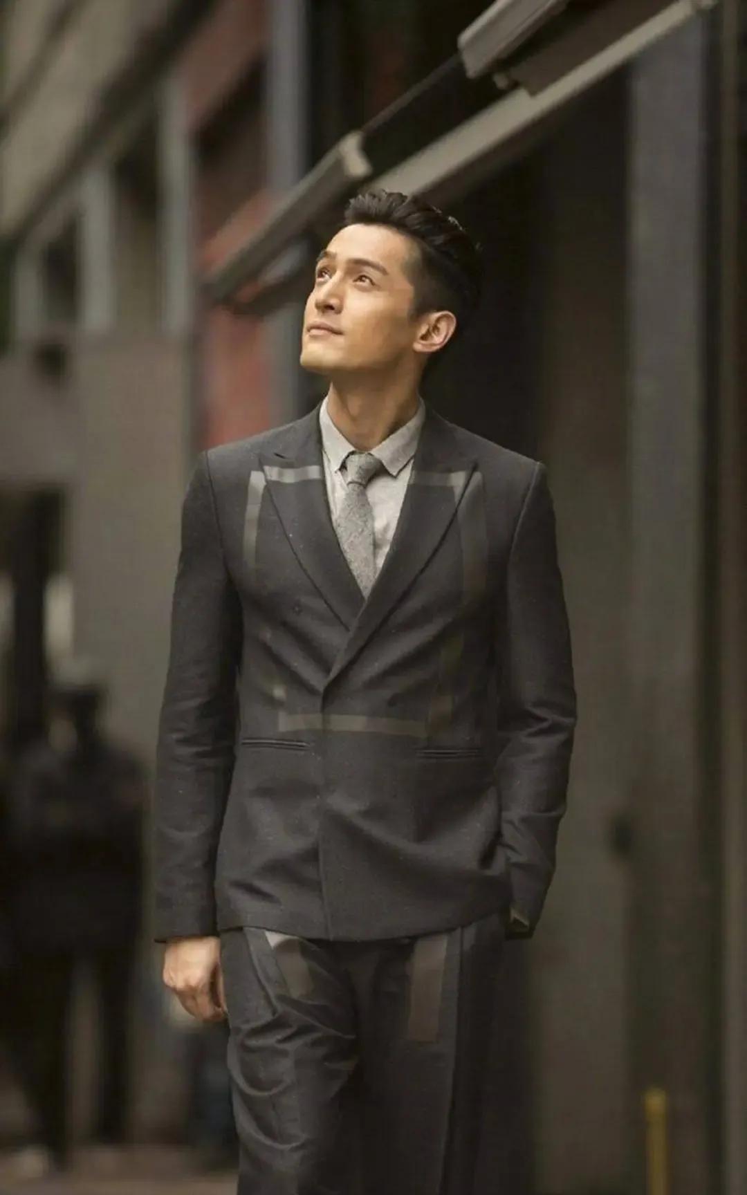 胡歌版“许文强”必定超越黄晓明的理由：
第一，个子高
第二，演技好
第三，更贴近