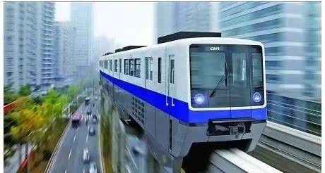今天从江津坐轻轨去重庆，在跳蹬站上车，车厢里虽不算拥挤，但还是有很多人站着，我也