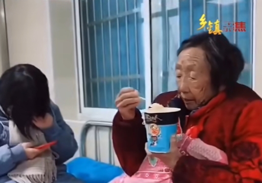 2023年，老人生病独自住院无人照顾，只有儿媳妇到饭点每天送来一桶泡面！儿媳说：
