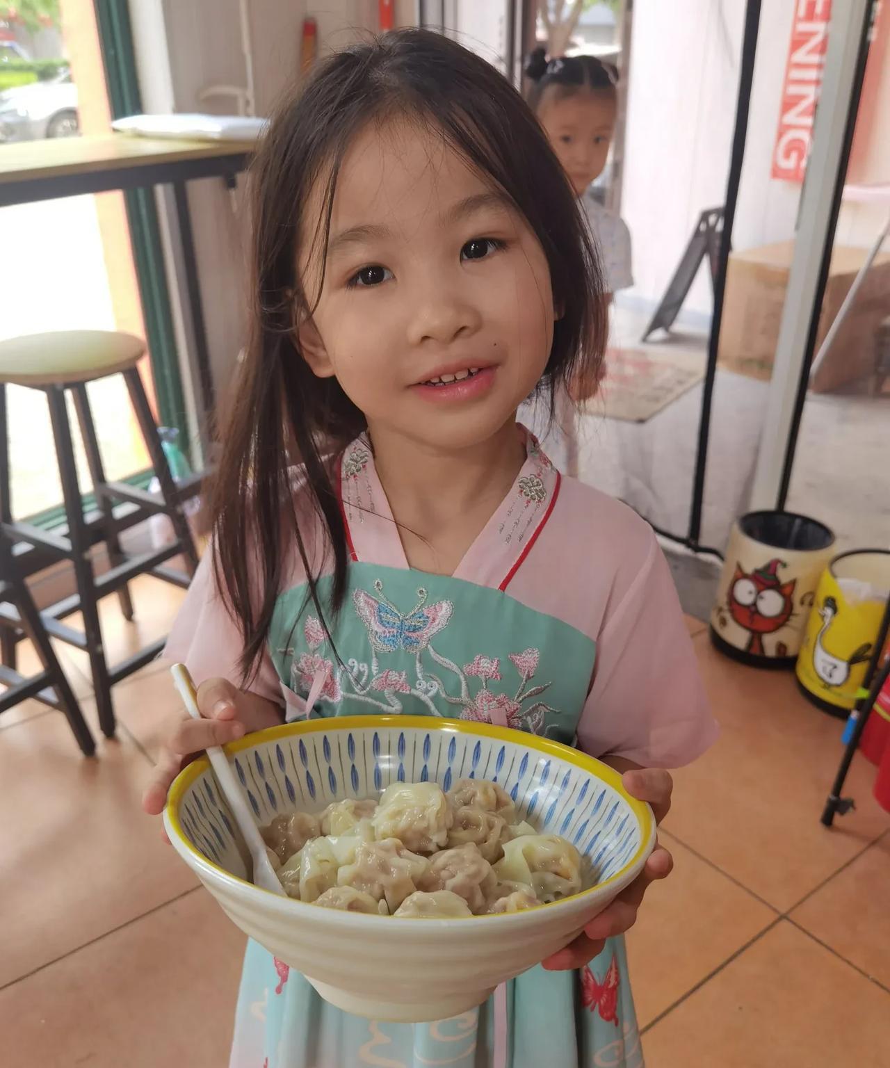 我的15岁的老顾客姓董，他爸妈经常来吃，然后带他来，久而久之，他自己经常单独来，