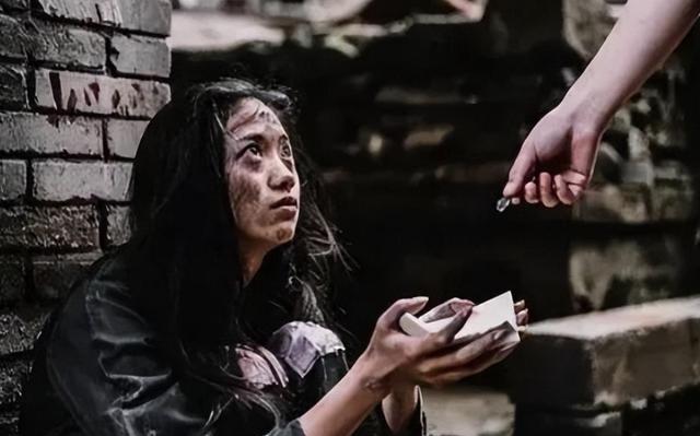 1977年，28岁的知青谢炳义给一个哑巴女乞丐买了两碗面，可在吃完后，这个女乞丐