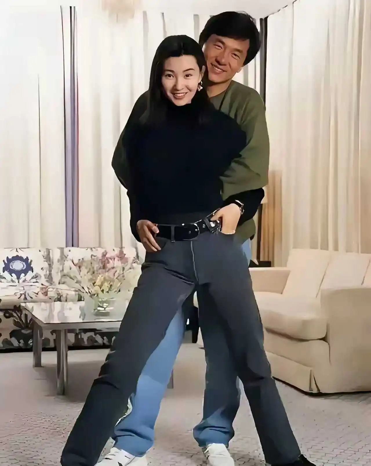 成龙抱着的这个女演员看着好眼熟，就是叫不出名字来。
