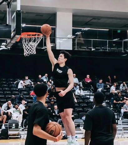 杨瀚森的移动速度，运动能力不突出，年轻时候是低位大杀器，有护框，中老年转型出三分