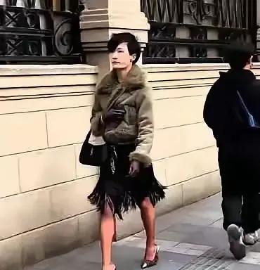 这穿着
这打扮
癞蛤蟆跳脚面
又吓人又恶心人
强烈建议成立纠风办
将这些不知羞耻