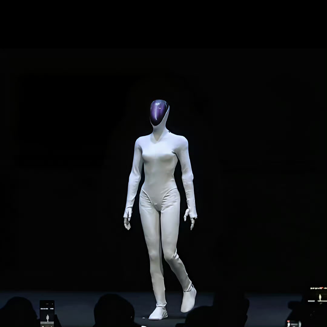 我看到很多人说小鹏这个机器人就是真人穿了个皮套！其实质疑是可以的，但是质疑的同时