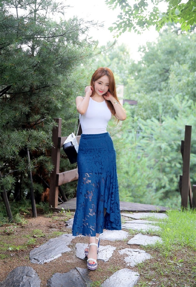 妻子发现丈夫最近有些口臭，于是抽空陪他去了医院。医生在诊室外叫住她，脸色苍白地压