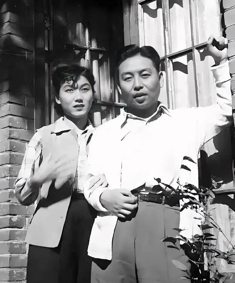上世纪60年代
著名剧作家吴祖光和著名平剧表演艺术家新凤霞夫妇，在住所前的合影。
