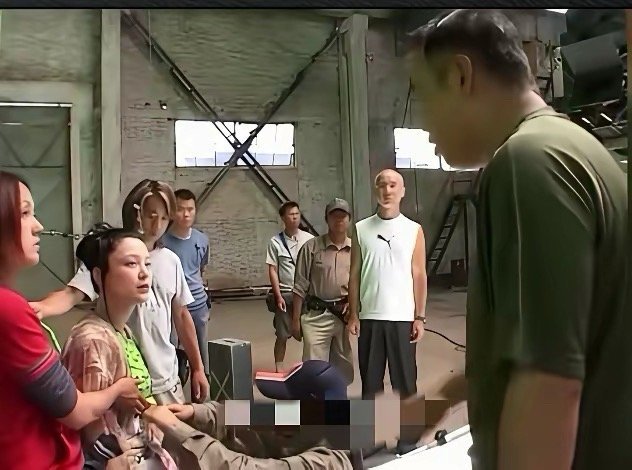 陈凯歌在片场对妻子陈红怒吼，据说让陈红当场落了泪，还说“我说了十次不行，你就吊着