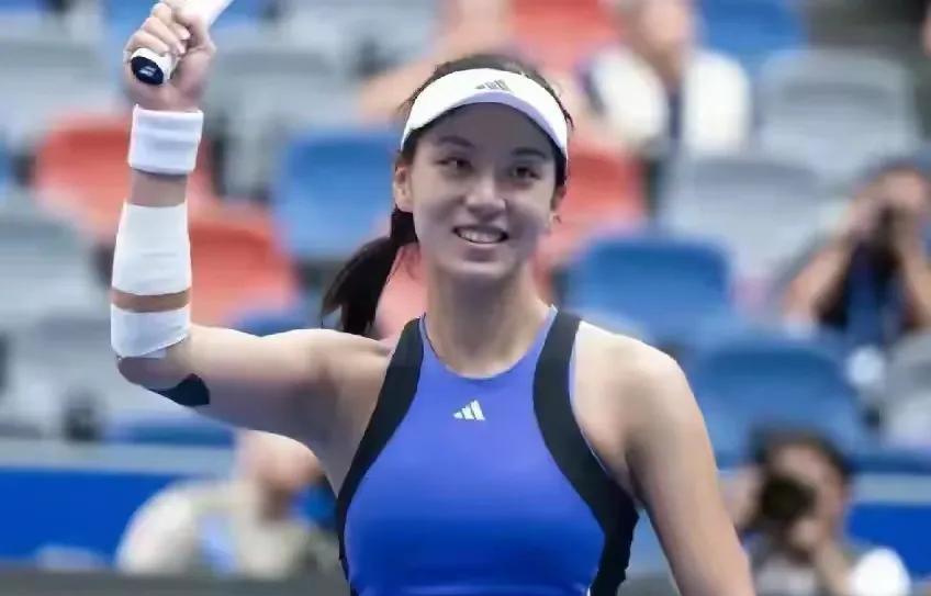 在刚刚结束的WTA250布拉格女单第二轮比赛中，中国金花王欣瑜以2:1艰难逆转了