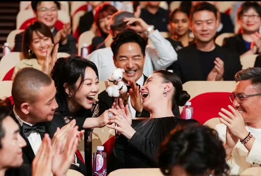 宋佳白玉兰“封后”，看得出她的人缘真的很好，周围全是真诚的祝福！
想不到居然是宋