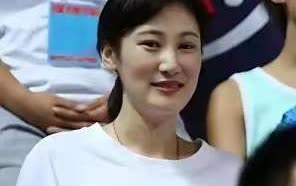 周琦那个大他六岁的媳妇王欣怡，可真不是个简单人物。
网上瞎传他俩生了仨娃，其实