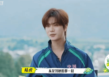 陆虎公开婚礼细节，原来苏醒这个主持人是主动申请来的啊[捂脸]
陆虎在《闪亮的日