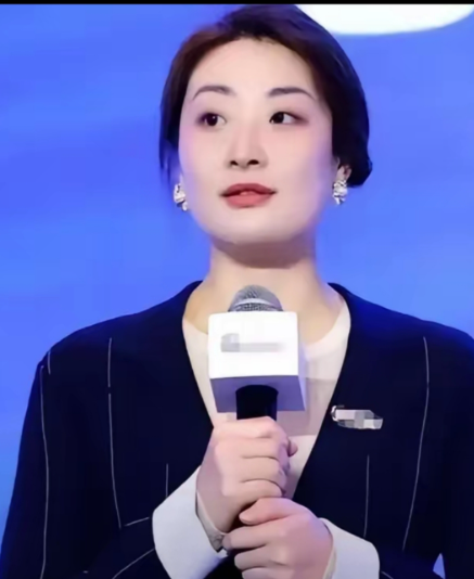我有种预感
宗馥莉这场18亿美元的信托拉锯战
会撕开娃哈哈金库的最后一道铁栅栏