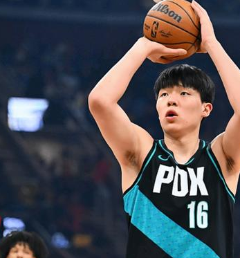 杨瀚森垃圾时间得到4分，开拓者大胜爵士。NBA常规赛，开拓者主场迎战爵士，这场比