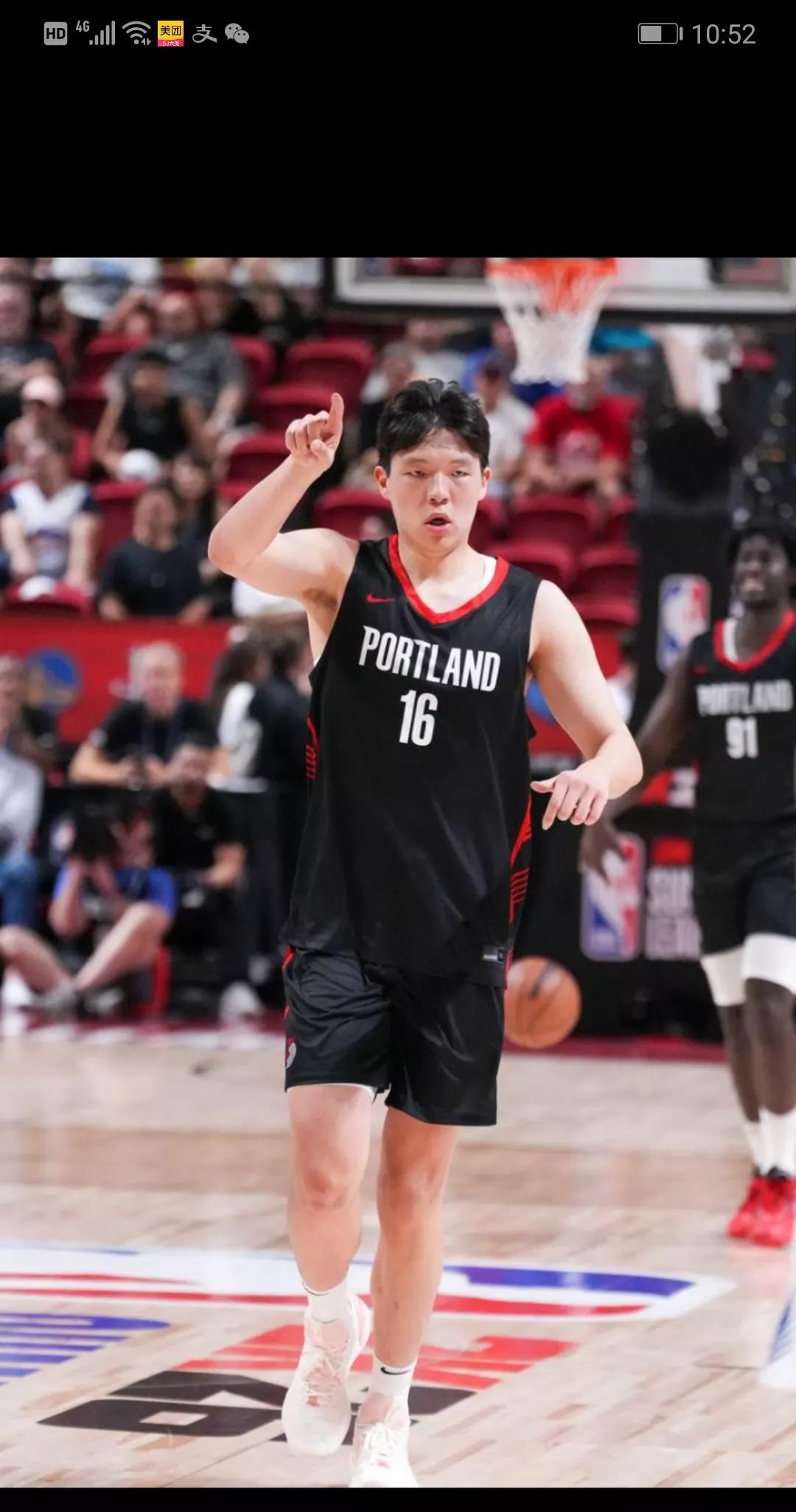 好几年不看NBA了，因为有杨翰森，今天又看直播。
勇士还是传统服装，开拓者也是传