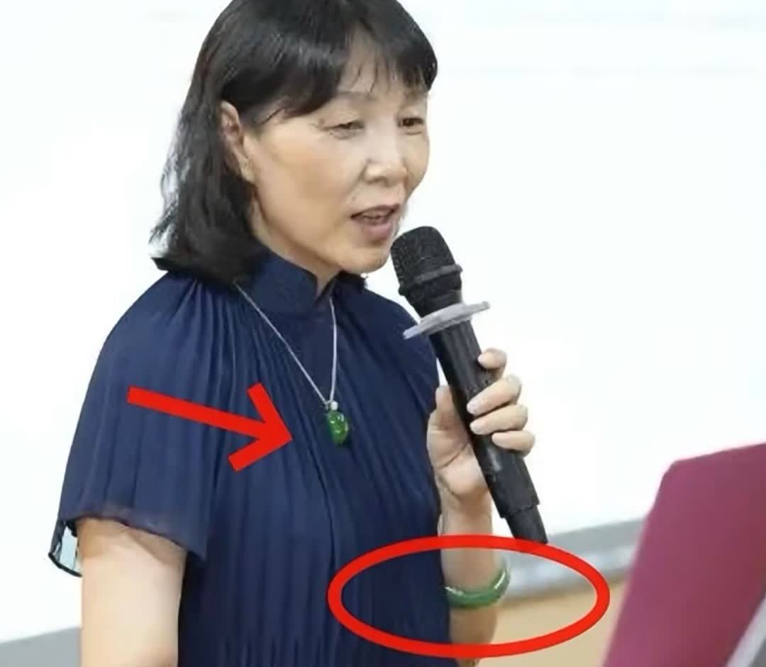 戴50万翡翠逛菜市场的杜建英，居然没人认出来？

宗庆后省吃俭用存5万，她随