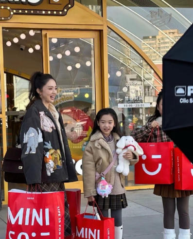 其实我真觉得有颜有钱有女儿，是可以不用再婚的。 ​​