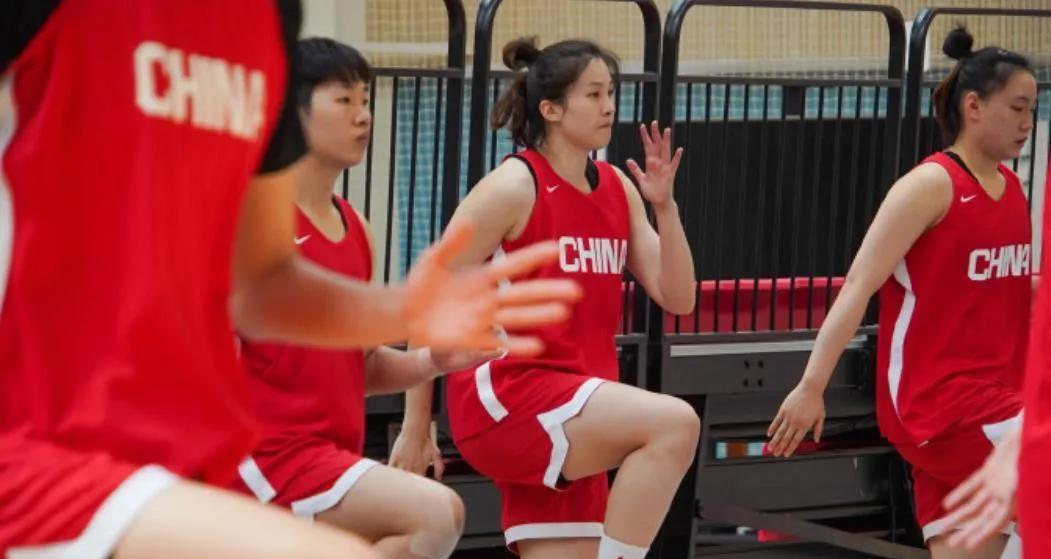 中国女篮高原夏训进行时！2米28“小巨人”张子宇成为焦点，初到昆明出现高原反应，