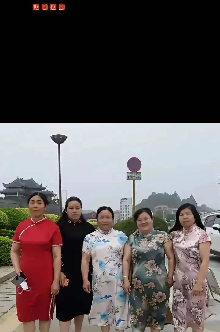 旗袍是人人喜欢的服饰，有瘦人穿出来比较好看，优雅时尚有着韵味感觉，显得身材苗条迷