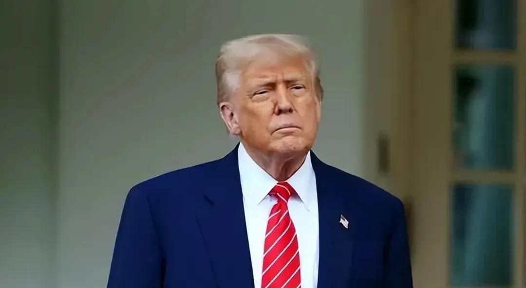 特朗普在英国访问时表示，美国对俄罗斯拒绝回应其50天期限深感失望，暗示可能提前采