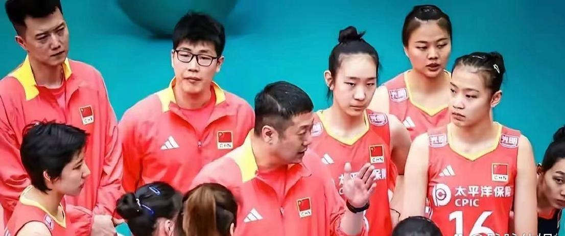 大家伙儿瞅见没？女排打保加利亚那场，主教练赵勇暂停那会儿，火气大得很，光顾着训队