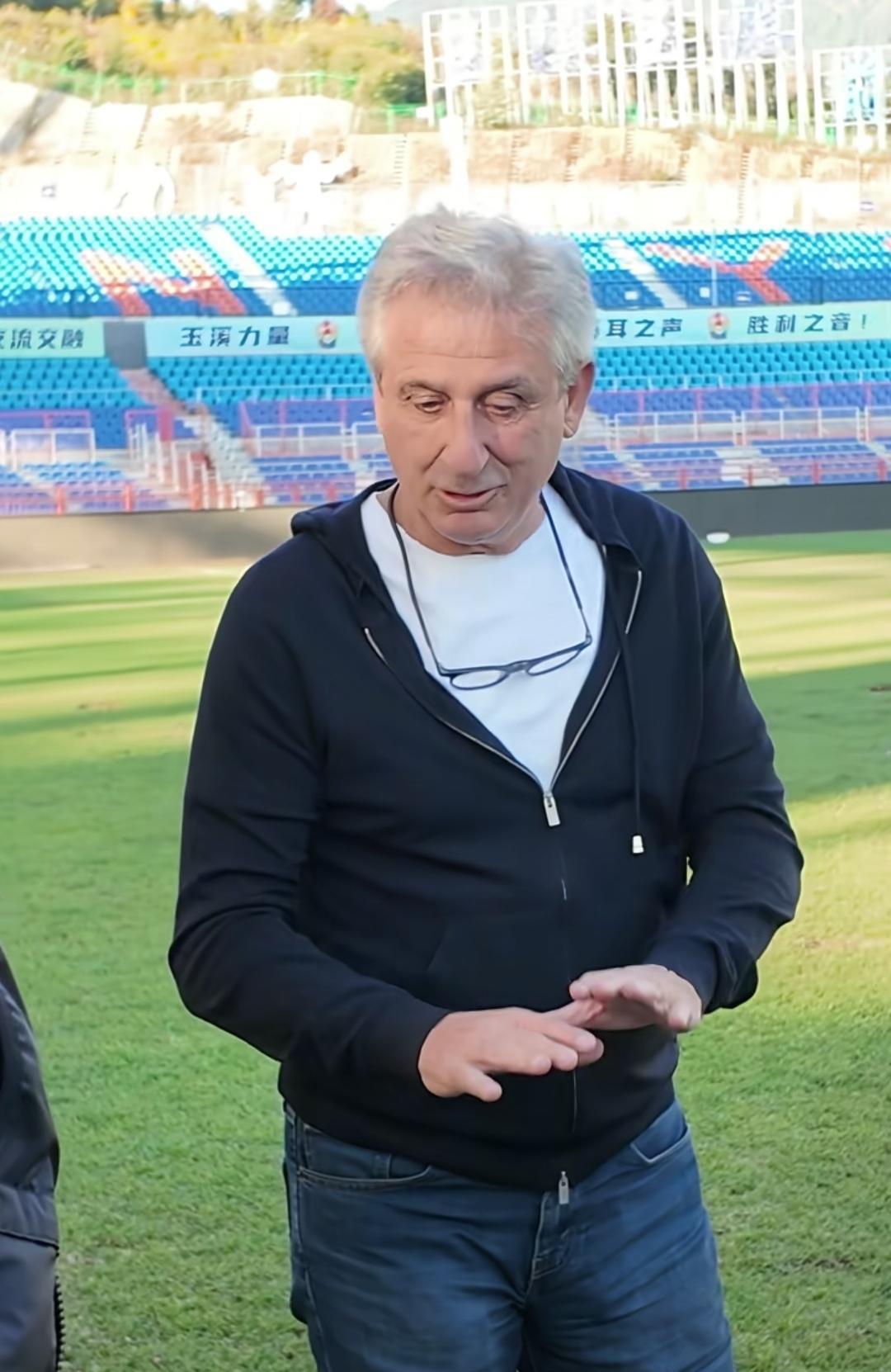 云南玉昆巴乙兽腰卡约·维尼修斯已到，巴乙银靴锋线大杀器克莱伯今天下午到达，西班牙