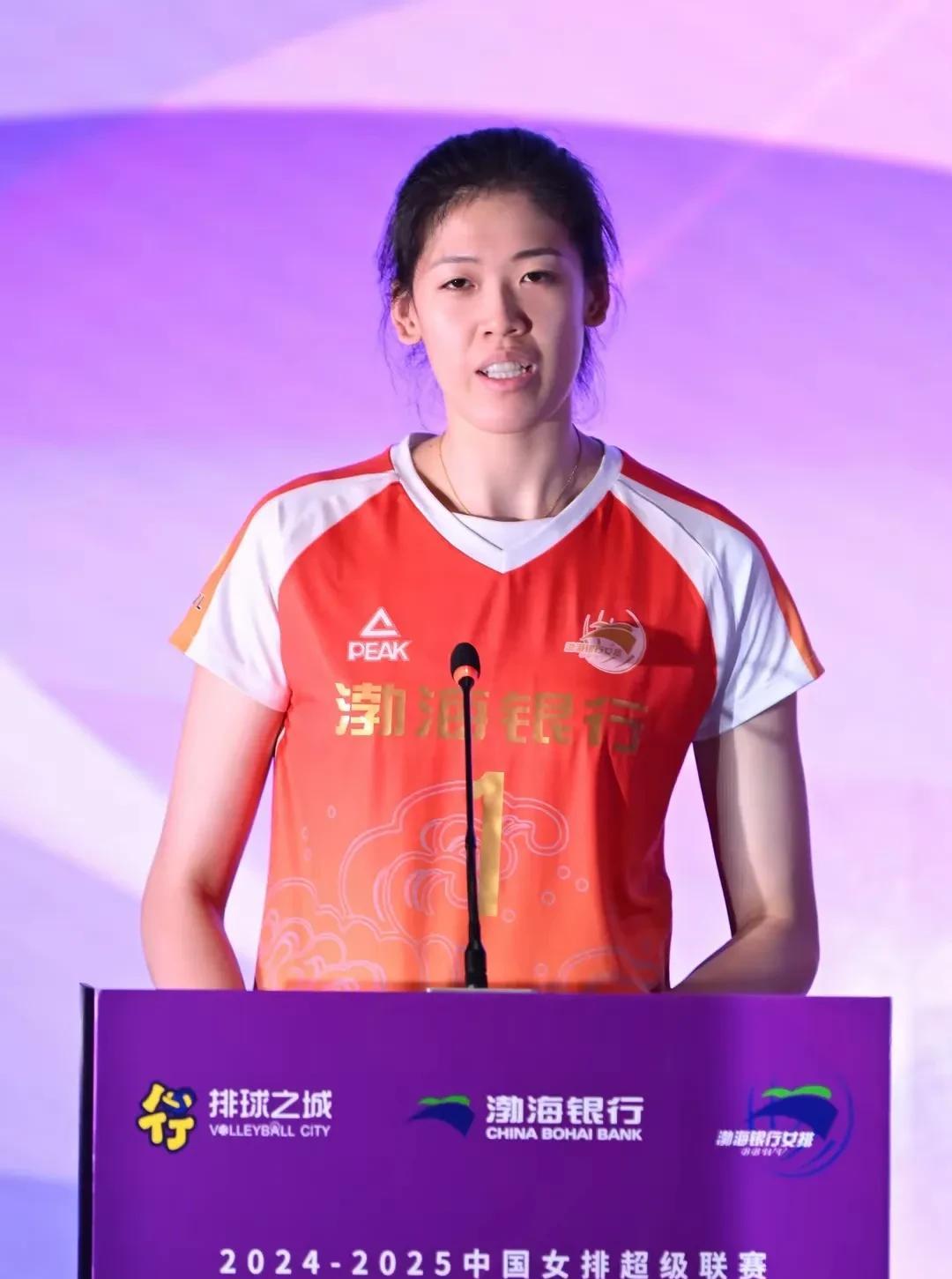 【女排球迷聊李盈莹，这是真爱】
昨天听说李盈莹恢复训练，老周随手写了一篇，在回复