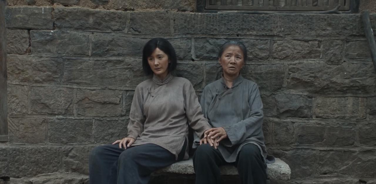 《生万物》剧中这对婆媳，在现实中是完全不同的两种人。一个把野心写在脸上，一个认清