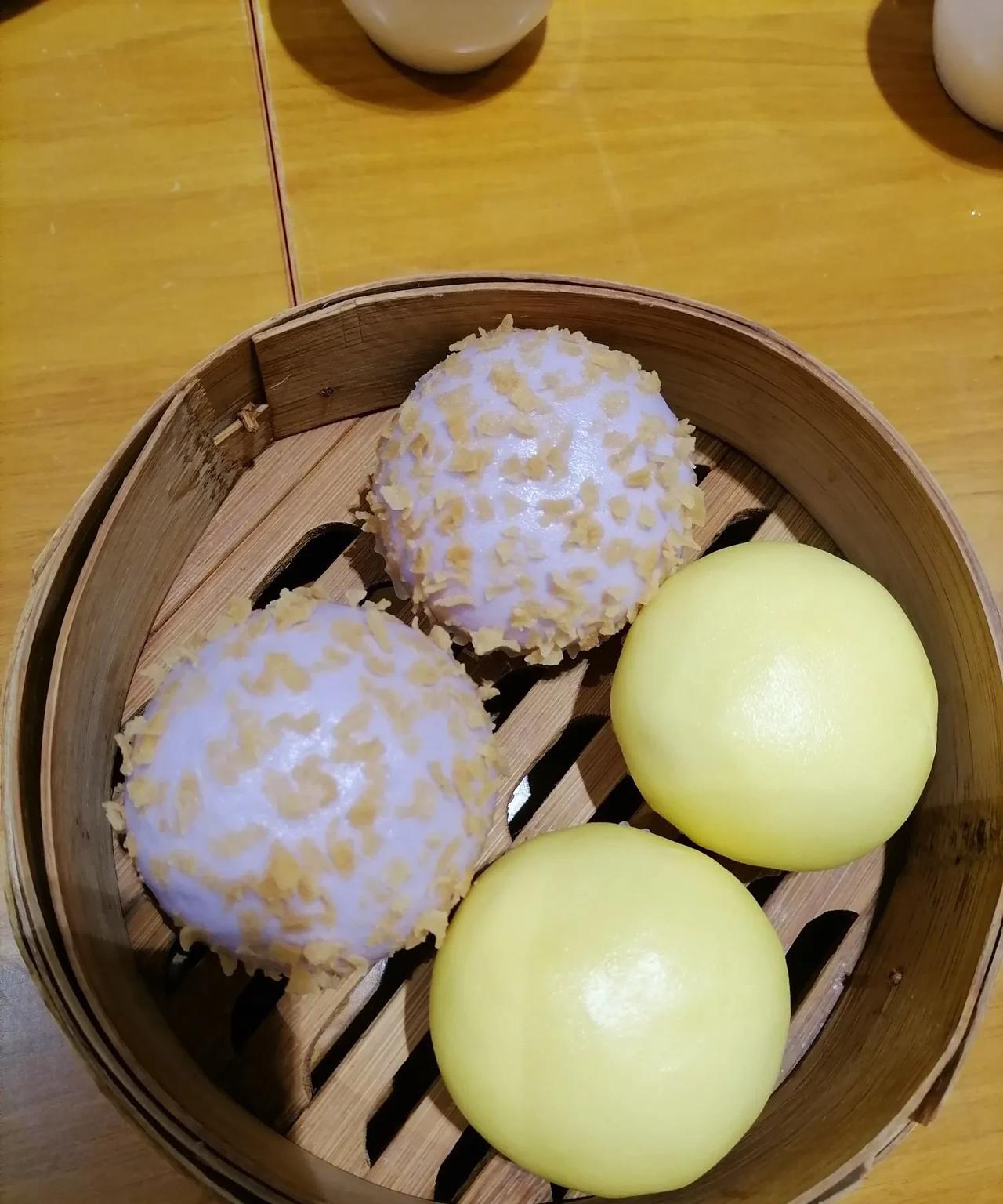 在上海中心大厦负二层吃了一顿饭4人餐花了399，感觉价格还可以，吃得也挺得劲，当