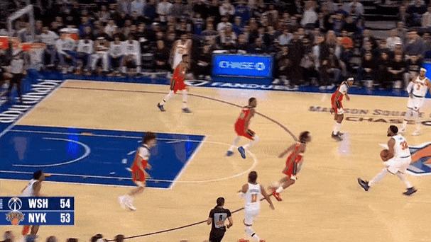 唐斯半场前投进压哨3+1，随之比出“射击”的庆祝动作