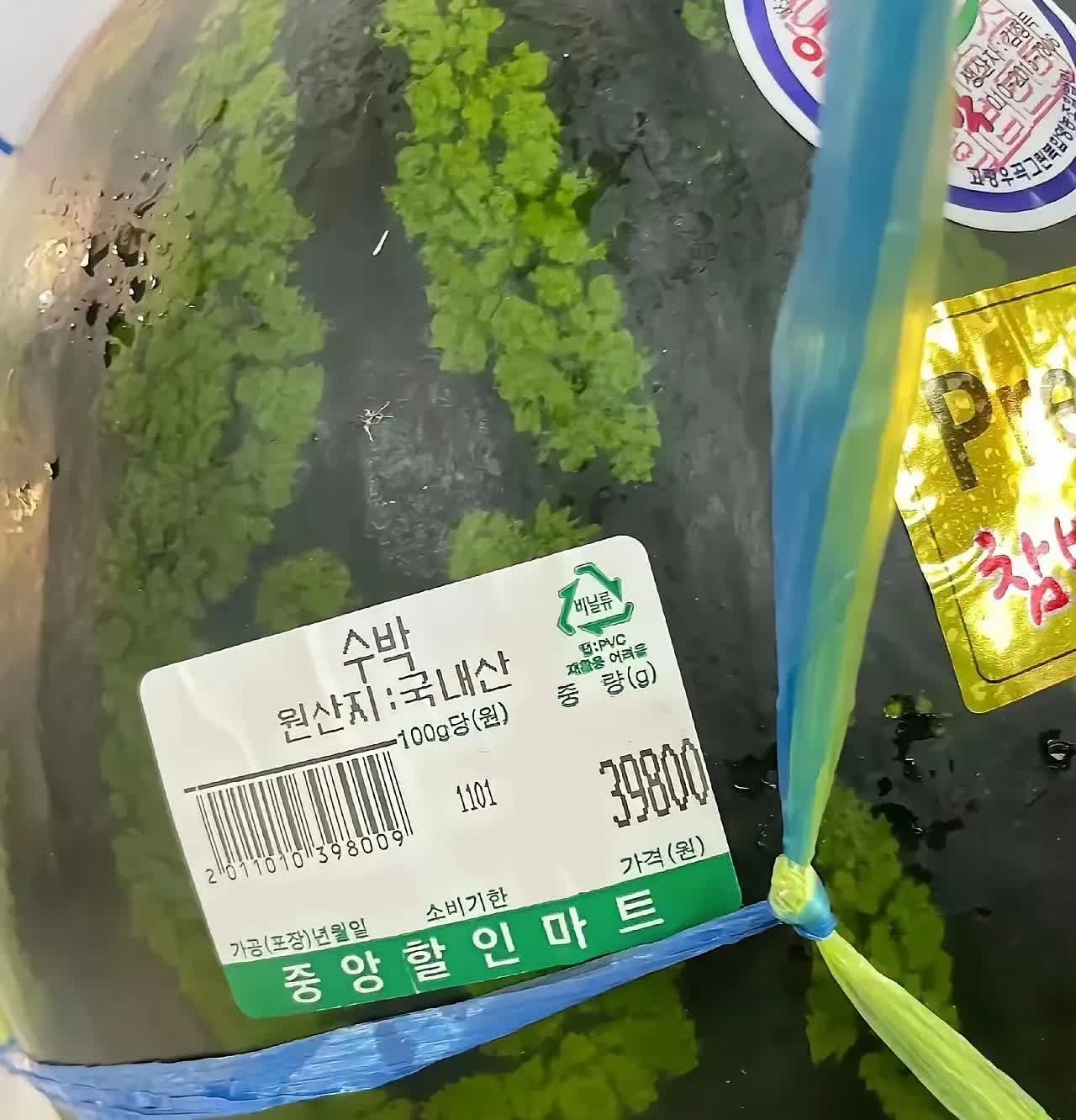 怪不得都说韩国人吃不起西瓜呢？一点都没错。

一个15斤的西瓜要39800韩