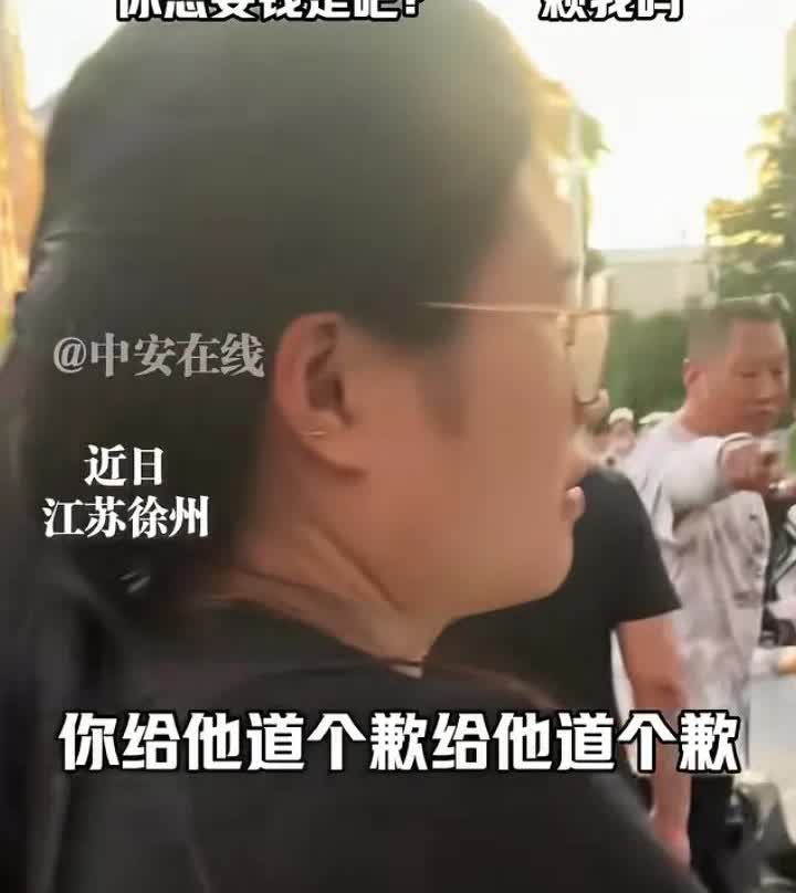 江苏徐州，一女子开着迷你五菱汽车占用非机动车道超车，差点撞到一名骑着电动车的大哥